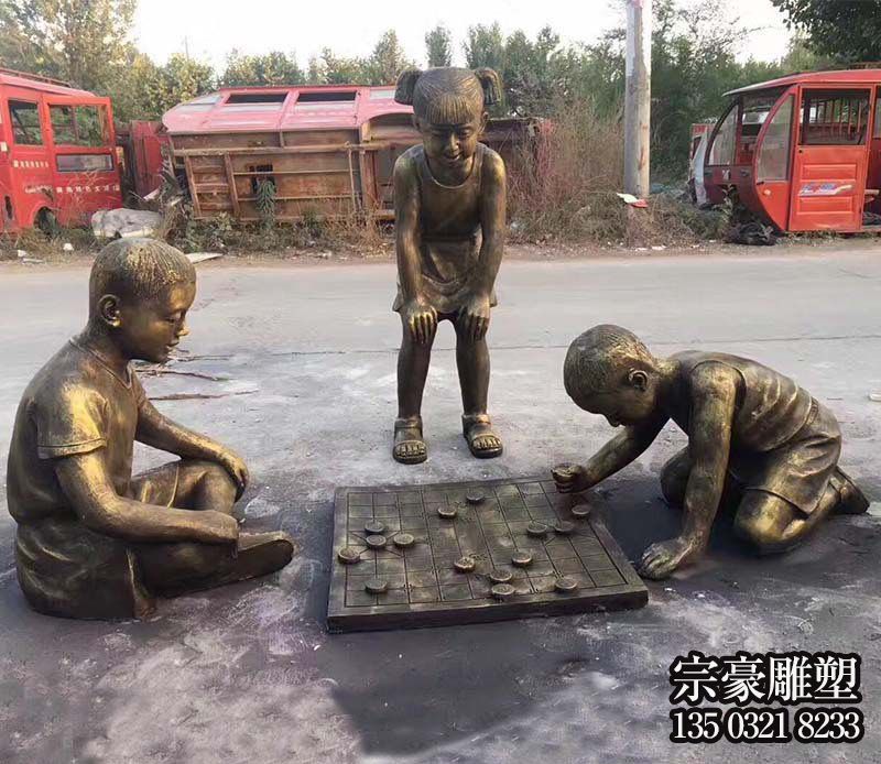 下象棋的小孩，鑄銅孩童童趣場景雕塑